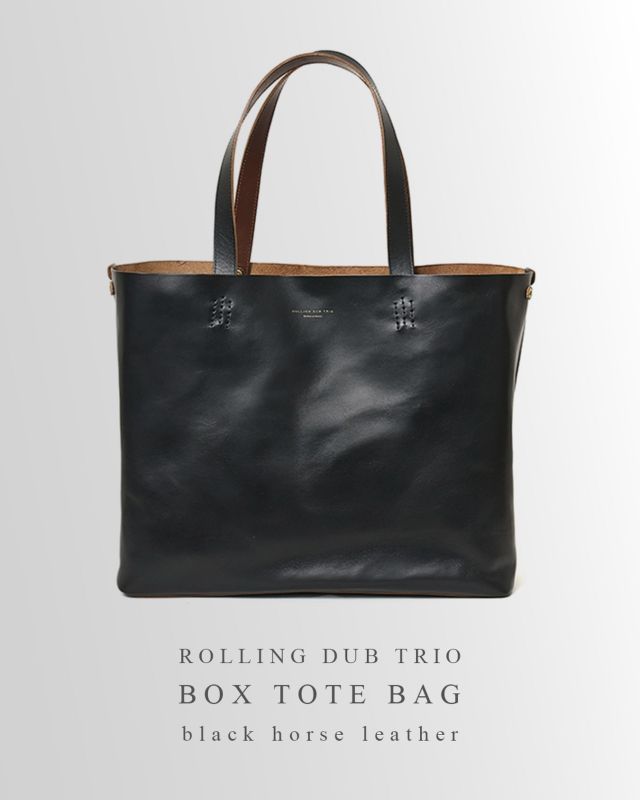 “RE-STOCK ITEM“ ROLLING DUB TRIO “BOX TOTE BAG”＜BLACK HORSE LEATHER＞ ROLLING DUB TRIO（ローリングダブトリオ）が提案するオールレザーのトートバッグをご紹介します。 密な繊維組織と自然で滑らかな肌目を持つイタリア産ホースハイドレザー（ホースフロント）を使用した逸品です。ホースハイドが持つ牛革とはひと味違う風合いを最大限に⽣かしたシンプルな作りが特徴。しっかりとコシがありつつも、一枚革なので軽く普段使いしやすい仕様です。 なお、内側には小物用のポケットと、鍵などを付けることができる革製のリーシュコードを配置。ストラップの根元と両脇のスナップでバッグの口を閉じて、薄くコンパクトに使用することができます。 【 ★ 写真に触れると商品タグが表示されます。そこから詳細ページに簡単にアクセスできます！ 】 ーーーーーーーーーーーーーーーーー □ size：W40cm H31cm D11cm (約14L) □ color：BLACK HORSEHIDE □ price：￥65,000(税別)【税込 ￥71,500】 ーーーーーーーーーーーーーーーーー @masuya1997 #rollingdubtrio #leathertotebag #ローリングダブトリオ #レザートートバッグ #ホースハイドレザー