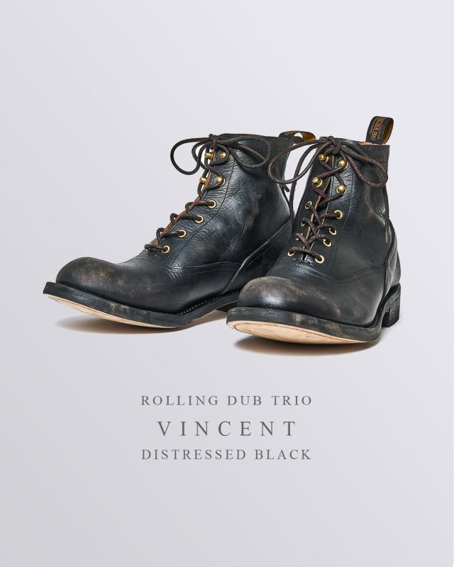 “New Arrival“ ROLLING DUB TRIO “VINCENT”＜DISTRESSED BLACK＞ 1886〜89年の3年間に7点の靴の絵を残した画家ヴィンセント・ヴァン・ゴッホ。そのうち一つの、絵に描かれている内羽根のブーツをモチーフとしたのが「ヴィンセント」です。内羽根ブーツ（BALMORAL BOOTS）が持つ優美さと、厚手の革、反り上がったつま先、アウトポケットのヒールカウンターなどのワークテイストをバランス良く融合させた、唯一無二の個性を持つブーツです。 レザーはイタリア、トスカーナのタンナー、コンチェリア800（オットチェント）社が伝統的なバケッタ製法でつくった植物タンニンなめしの革を使用。ビンテージ加工を施して履き込んだ風合いを表現しています。茶芯なので、履くことで風合いがさらに深まり、美しく経年変化していきます。 【 ★ 写真に触れると商品タグが表示されます。そこから詳細ページに簡単にアクセスできます！ 】 ーーーーーーーーーーーーーーーーー ■ Size：us7［Last pair in US 7］ ■ Color：DISTRESSED BLACK ■ Price：￥110,000 (税別)【税込 ￥121,000】 ーーーーーーーーーーーーーーーーー @masuya1997 #ROLLING_DUB_TRIO #VINCENT #ローリングダブトリオ #ワークブーツ