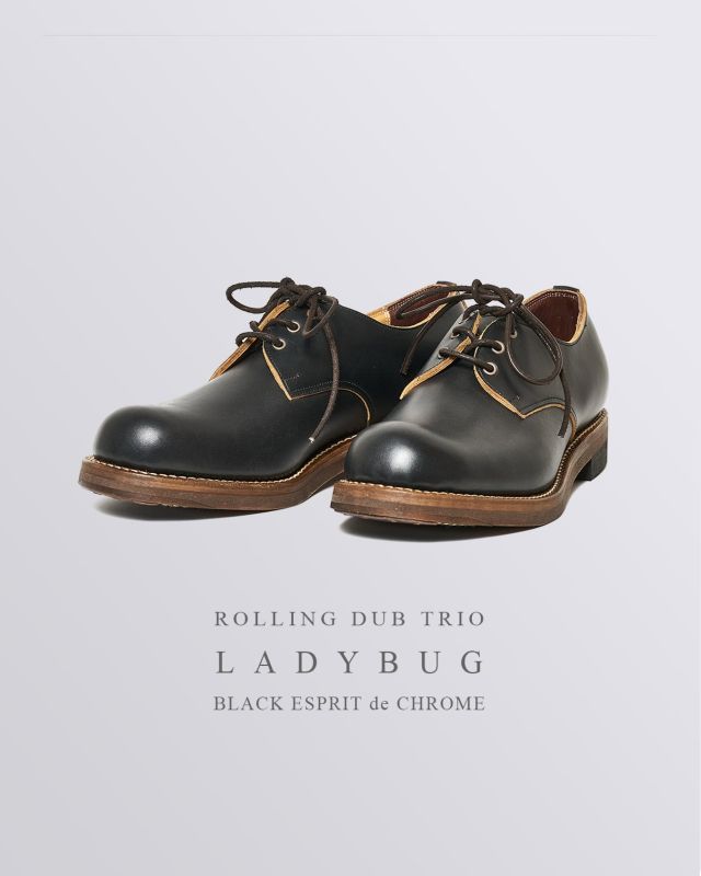 “New Arrival“ ROLLING DUB TRIO “LADYBUG”＜BLACK ESPRIT de CHROME＞ COUPEN（コペン）のラストに、３アイレットの羽根を組み合わせた新作です。 “LADYBUG”（てんとう虫）と名付けれたこの短靴は、ボリューム感のあるフォルムに、厚手で綺麗なフレンチキップレザーを合わせることで、これまでのローリングダブトリオにはなかった新たなワーク感を表現。堅牢でリペアも容易なグッドイヤー製法を用いて、末永く履いていただけるブーツに仕上げています。 今作で使用している革「BLACK ESPRIT de CHROME」は、“茶芯” のフレンチキップレザーです。エイジングはもちろんのこと、きめ細やかな革質と艶のある表情も楽しめます。 【 ★ 写真に触れると商品タグが表示されます。そこから詳細ページに簡単にアクセスできます！ 】 ーーーーーーーーーーーーーーーーー ■ Size：us7 ■ Color：BLACK ESPRIT de CHROME ■ Price：￥78,000 (税別)【税込 ￥85,800】 ーーーーーーーーーーーーーーーーー @masuya1997 #ROLLING_DUB_TRIO #LADYBUG #BLACK_ESPRIT_de_CHROME #ローリングダブトリオ #ワークブーツ
