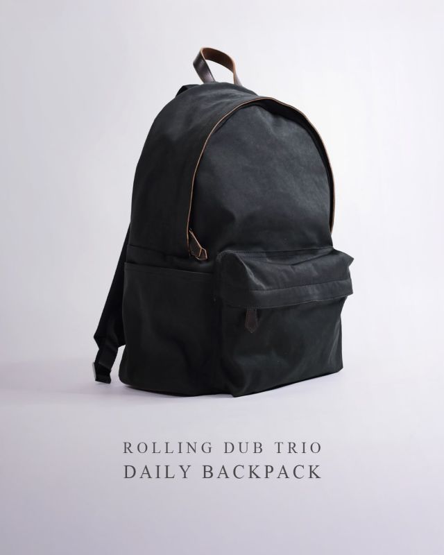 “New Arrival“ ROLLING DUB TRIO “DAILY BACKPACK” ROLLING DUB TRIO（ローリングダブトリオ）が提案する、⾼密度ミリクロスを使って仕上げたバックパックをご紹介します。 ⾼密度ミリクロスとは、ナイロンとポリエステルを⽇本の⼯場で超⾼密度にニット編みした特殊素材です。⽔の粒⼦が通らないほどの⾼密度な⽣地で、使い込むほどにアタリがあらわれ、経年変化していきます。さらに、軽い起⽑感を感じる⼿触りの柔らかさと軽さも特徴です。 ファスナーカバーの裏側や底面など、使用頻度の高い部分にはレザーを採用。 使い込むほどに深みを増し、本体生地とともにエイジングを楽しめます。 このバックパックは、使い勝手の良さを最優先に無駄のないシンプルなデザインで、デイリーユースにも最適なサイズ感です。さらに、荷物の偏りを軽減するため、底面は立体的な構造で設計されています。 【 ★ 写真に触れると商品タグが表示されます。そこから詳細ページに簡単にアクセスできます！ 】 ーーーーーーーーーーーーーーーーー □ size：W33cm H40cm D14cm (約13L) □ color：BLACK □ price：￥60,000(税別)【税込 ￥66,000】 ーーーーーーーーーーーーーーーーー @masuya1997 #ROLLING_DUB_TRIO #BACKPACK #ローリングダブトリオ #バックパック #ミリクロス