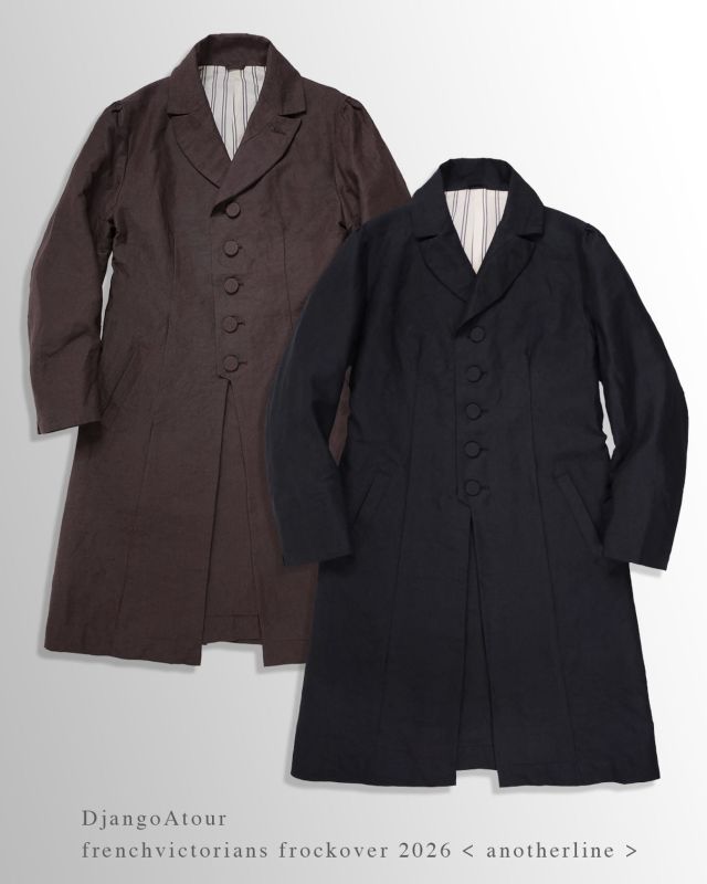“New Arrival“ DjangoAtour “frenchvictorians frockover 2026”＜anotherline＞ DjangoAtour＜anotherline＞の “frenchvictorians frockover 2026” をご紹介します。 1830年代頃のフロックコートを参考に再構築された、ジャンゴならでは至高の１着です。フロックコートのルーツとも言われる18世紀ロココ時代のアビ・ア・ラ・フランセーズ（habit à la française）のエッセンスを微かに匂わせた老練なデザインは、美しくてかっこよく、その佇まいはアンティークに迫るものがあります。ラペルのラインから、背面のカッティングとWプリーツ、袖付け（袖山）、共生地包みボタン、レングスバランス、そして裏地に至るまで、すべてが見どころです。 さらに、使用している “リネン和紙を高密度に織り上げたウェザークロス” は、まるでフランス洒落者たちが着ていた洒脱感溢れる生地のようで、雰囲気満点です。 フロックコートは、映画や写真の中で目にすることはあっても、なかなか着る機会がないかと思います。でも、このフロックコートは違います！ シャツの上などに軽く羽織ったり、セットアップやスーツの上に着たりと、カジュアルに、フォーマルに、普段の生活の中で着こなしを楽しんでいただけます。 このフロックオーヴァーは、ジャンゴ史に残る名作コートになると言っても過言ではないでしょう・・・。 是非、お試し下さい。 ーーーーーーーーーーーーーーーーー □ カラー：「antique brown」「antique black」（2色展開） □ ボタン：共生地包みボタン □ サイズ：36(S) / 38(M) / 40(L) / 42(LL) □ プライス：￥77,000（税別）【税込 ￥84,700】 ーーーーーーーーーーーーーーーーー @masuya1997 #Djangoatour #anotherline #frockover #frockcoat #ジャンゴアトゥール