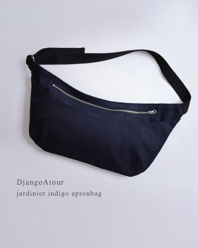“New Arrival“ DjangoAtour “jardinier indigo apronbag” エプロン兼用のウエストバッグとして、ときにはショルダーバッグとしてもお使いいただける「2way-bag」です。毎回大好評のエプロンバックを、今回はインディゴ染めの刺し子調で仕上げました。へヴィオンスのしっかりとした存在感抜群の生地と、インディゴならではの深みのある色合いが実にいいです。また、とても丈夫な生地ですのでタフにハードにお使い頂けます。 【 ★ 写真に触れると商品タグが表示されます。そこから詳細ページに簡単にアクセスできます！ 】 ーーーーーーーーーーーーーーーーー □カラー：indigo □仕上げ：non-wash（未洗い） □サイズ：one-size 【縦 約10cm x 横 約46.5cm ＋ 帯 約78cm（金具にて調節可能）】 □ プライス：￥15,000（税別）【税込 ￥16,500】 ーーーーーーーーーーーーーーーーー @masuya1997 #DjangoAtour #ジャンゴアトゥール #エプロンバック #ウエストバッグ #ショルダーバッグ