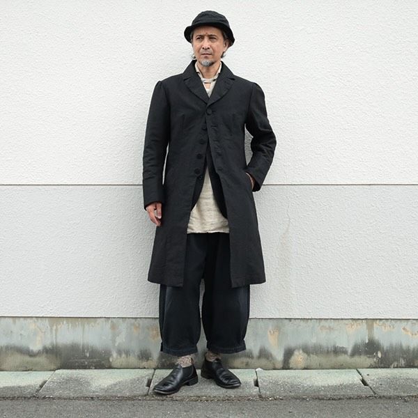 「店主の装い」 ジャンゴアトゥールの新作 “frenchvictorians frockover 2026” を着ています。 前回は、「シャツ＆ベストに、ブラウンの38(M)」を合わせましたが、今回は「リネンのジャケットの上に、ブラックの40(L)」を着ています。 着込んでクタクタになってくると、このくらいゆったりしたサイズ感も雰囲気が出ていいですね！ ん〜〜、ブラックもかっこいいなぁ。 ■ coat：DjangoAtour “frenchvictorians frockover 2026” black, size-40(L) □ jacket：DjangoAtour “classic belgium-linen montparnasse jacket” black, size-M □ shirt：DjangoAtour “frenchvictorians belgium-linen pullover” antiquesand, size-L □ pants：DjangoAtour “anotherline cottonlinen pleats widepants” black, size-M □ hat：DjangoAtour “belgium-linen chevalier hat” □ socks：Olde Homesteader ＜youth＞ “tweedish jersey / long horse” □ shoes：Makers “philipp” ＜モデル（店主）173cm/60kg/w78cm/胸囲90cm＞ 【 ★ 写真をタップ→「商品タグ」から商品ページにアクセス出来ます。 】 @masuya1997 #ジャンゴアトゥール #djangoatour #frockcoat #frockover_2026 #makers_shoes