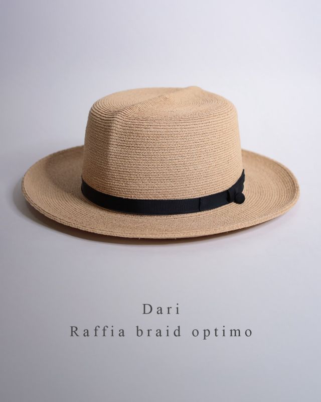 “New Arrival“ Dari “Raffia braid optimo” ラフィアブレードを使用した、オプティモ型のハットです。「オプティモ」とは、クラウンの中央に一本の筋が入ったクラシックな帽子の形状です。この筋は、かつてパナマハットを世界各地へ輸送する際、より多くの帽子を積み込めるよう折りたたんでいた名残とされています。 また、リボンの上に付いたボタンは、「ウインドキャッチャー」と呼ばれるヴィンテージハット等に見られる使用で、風でハットが飛ばされないよう、ジャケットのフラワーホール等にボタンを通して固定するために使用されていました ーーーーーーーーーーーーーーーーー □size：L（対応サイズ 58〜60cm） 　crown 11cm / brim 7cm □price：￥22,000（税別）【税込￥24,200】 ーーーーーーーーーーーーーーーーー @masuya1997 #dari_hatmaker #Raffia #optimo #ハット #帽子