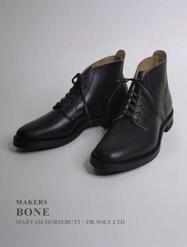 “RE-STOCK ITEM“ MAKERS “BONE”＜MARYAM HORSEBUTT / DR.SOLE＞ メイカーズの「BONE ＜MARYAM HORSEBUTT / DR.SOLE＞」が再入荷しています！ メイカーズの定番ホースシングルをベースにしたミッドカットブーツです。US.ARMYのM-42を意識した履き口部分のカッティングを施しながらも、ミリタリー要素は抑えた仕上がりになっています。また、つま先は “先芯なし” のシャープな印象です。 このモデルは、レザーにイタリア MARYAM（マリアム）社の HORSEBUTT（ホースバット）を使用。茶芯が履き込むほどに現れる経年変化も楽しめます。また、このモデルは、雨の日や冬でも履けるように、ソールとヒールに「DR.SOLE」を採用しています。 【 ★ 写真に触れると商品タグが表示されます。そこから詳細ページに簡単にアクセスできます！ 】 ーーーーーーーーーーーーーーーーー □color：BLACK □price：￥95,000 (税別)【税込 ￥104,500】 ーーーーーーーーーーーーーーーーー @masuya1997 #makers #maryam #horsebutt #メイカーズ #ブーツ