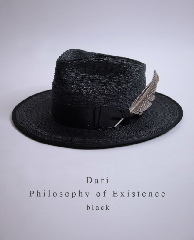“New Arrival“ Dari “Philosophy of Existence” 細麦ブレードを使用した、フェドラハットです。熟練の職人さんが編み上げた4〜4.5mm幅の細麦ブレードの繊細な表情と、ハンドシェイプによって形作られた前後差のあるティアドロップ型のクラウンが、この帽子ならではの美しいシルエットを生み出しています。 装飾には、リボンの上から牛革の丸紐を有刺鉄線のように二重に巻き付け、さらにリボンに挿したホロホロ鳥の羽根が、独特の存在感を醸し出しています。 【 ★ 写真に触れると商品タグが表示されます。そこから詳細ページに簡単にアクセスできます！ 】 ーーーーーーーーーーーーーーーーー □color：black □size：L（対応サイズ 57〜59cm） 　crown：front12.5cm, side13cm, back10cm / brim：8cm □price：￥35,000（税別）【税込￥38,500】 ーーーーーーーーーーーーーーーーー @masuya1997 #dari_hatmaker #フェドラハット #細麦ブレード #帽子