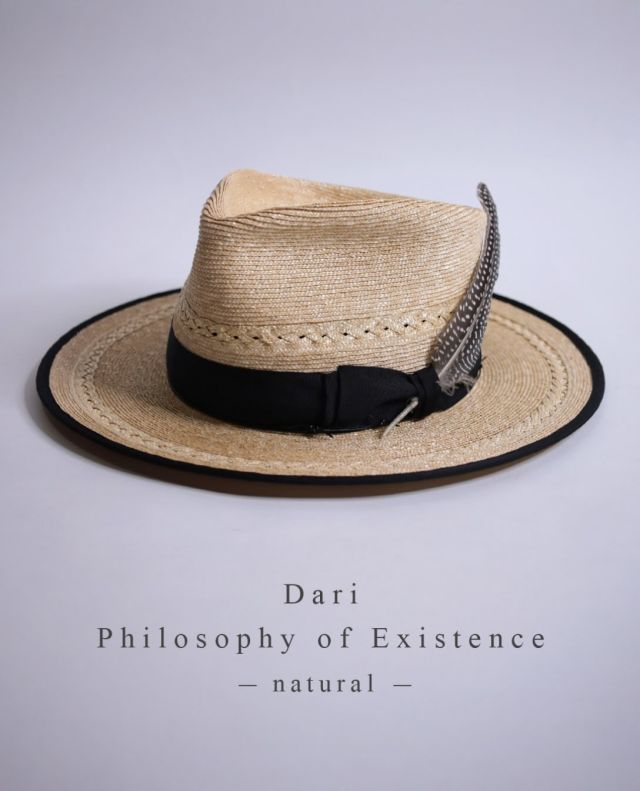 “New Arrival“ Dari “Philosophy of Existence” 細麦ブレードを使用した、フェドラハットです。熟練の職人さんが編み上げた4〜4.5mm幅の細麦ブレードの繊細な表情と、ハンドシェイプによって形作られた前後差のあるティアドロップ型のクラウンが、この帽子ならではの美しいシルエットを生み出しています。 装飾には、リボンの上から牛革の丸紐を有刺鉄線のように二重に巻き付け、さらにリボンに挿したホロホロ鳥の羽根が、独特の存在感を醸し出しています。 【 ★ 写真に触れると商品タグが表示されます。そこから詳細ページに簡単にアクセスできます！ 】 ーーーーーーーーーーーーーーーーー □color：natural □size：L（対応サイズ 57〜59cm） 　crown：front12.5cm, side13cm, back10cm / brim：8cm □price：￥35,000（税別）【税込￥38,500】 ーーーーーーーーーーーーーーーーー @masuya1997 #dari_hatmaker #フェドラハット #細麦ブレード #帽子