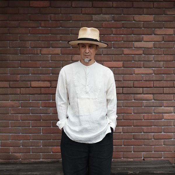店主の装い The Hat Maker “Dari” 「Philosophy of Existence」 col. Natural 細麦ブレードを使用したフェドラハットです。熟練の職人さんが編み上げた4〜4.5mm幅の細麦ブレードの繊細な表情と、ハンドシェイプによって形作られた前後差のあるティアドロップ型のクラウンが、この帽子ならではの美しいシルエットを生み出しています。 ご用意したのはLサイズ（内周約59cm）のみですが、スベリの内側には「隠れサイズ調整」を備えており、内周を約2cm小さく調整することができるので、内周約57〜59cm程度の方に対応いたします。ちなみに店主は頭囲57.5cmで、Lサイズをかぶっています。 【 ★ 写真をタップ→「商品タグ」から商品ページにアクセス出来ます。 】 @masuya1997 #dari_hatmaker #straw_hat #フェドラハット #細麦ブレード #夏の帽子