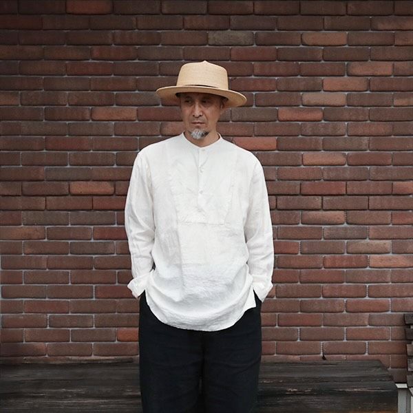 店主の装い The Hat Maker “Dari” 「Raffia braid optimo」 col. Natural ラフィアブレードを使用した、オプティモ型のハットです。「オプティモ」とは、クラウンの中央に一本の筋が入ったクラシックな帽子の形状です。この筋は、かつてパナマハットを世界各地へ輸送する際、より多くの帽子を積み込めるよう折りたたんでいた名残とされています。 ラフィアは、一般的な麦わら帽子に比べて、しなやかで軽量、通気性に優れているのが特徴です。また、使い込むほどに柔らかさが増し、飴色のような美しい艶を帯びてきます。 ご用意したのはLサイズ（内周約60cm）のみですが、スベリの内側には「隠れサイズ調整」を備えており、内周を約2cm小さく調整することができるので、内周約58〜60cm程度の方に対応いたします。ちなみに店主は頭囲57.5cmで、Lサイズをかぶっています。 【 ★ 写真をタップ→「商品タグ」から商品ページにアクセス出来ます。 】 @masuya1997 #dari_hatmaker #optimo #Raffia #オプティモ_ハット #夏の帽子