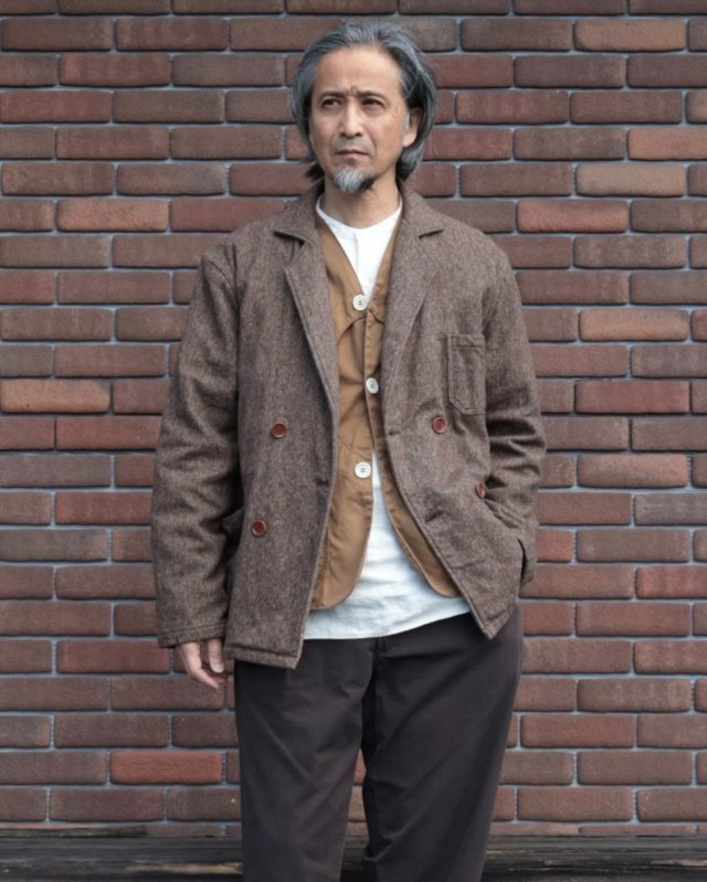 「店主の装い」 THE CORONA UTILITY “2026 F/W COLLECTION” 「2T DESERT SLACKS」から入荷が始まったCORONAの2026秋冬コレクション。今回はおすすめアイテムが目白押しです！ 今日は、前回ご紹介した「MACY」と並ぶ、店主お気に入りの１着、“SUMIT W HUNTER JACKET”＜TWEEDY COTTON H.B.T＞を着ています。 「SUMIT W HUNTER JACKET」は、フランスのヴィンテージワークジャケットをベースに再構築した、CORONAオリジナルデザインのハンティングジャケットです。美しいシルエットのダブル仕様の身頃と、深めに取ったVゾーンのラペルが特徴。一般的なアメリカンハンティングジャケットとは異なる、洗練された雰囲気がこのジャケットの魅力です。 さらに、使用している生地「TWEEDY COTTON H.B.T（コットンツイード・ヘリンボーンツイル）」も、ジャケットのスタイルとベストマッチ。3色の糸を撚り合わせた「三つ杢」糸を使用した、深みのあるメランジ感が魅力の中肉厚素材です。まるでウールのような上質感を醸し出し、あたたかみのある表情に仕上がっています。 インナーには「GAME VEST」を、ボトムには「2T DESERT SLACKS」を合わせています。いずれもこの秋の新作です。 ■ jacket：CORONA “SUMIT W HUNTER JACKET”＜Tweedy Cotton H.B.T＞ Brown, size-M ■ vest：CORONA “GAME VEST”＜Combed Yarn Gabardine w/ Bio-wash＞ Mocha Brown, size-M ■ pants：CORONA “2T DESERT SLACKS”＜Combed Yarn Gabardine w/ Bio-wash＞ Chocolate Brown, size-M □ shirt：DjangoAtour “antiqued kortrijklinen shirt”, size-M □ Boots：Makers “vittoria”＜black guidi calf＞ ＜モデル（店主）173cm/60kg/w78cm/胸囲90cm＞ 【 ★ 写真をタップ→「商品タグ」から商品ページにアクセス出来ます。 】 @masuya1997 #TheCoronaUtilit #Vintage_HuntingJacket #2tack_trousers #コロナユーティリティ #ビンテージハンティングジャケット