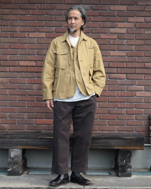 店主の装い THE CORONA UTILITY “2026 F/W COLLECTION” 「2T DESERT SLACKS」から入荷が始まったCORONAの2026秋冬コレクション。今回はおすすめアイテムが目白押しです！今日から少しずつ、コーディネートをご紹介していきます。 今日は、店主が真っ先に飛びついた「MACY」を着用しています。 「MACY」は、1920年代のヴィンテージフィッシングジャケットからインスパイアを得た、CORONAの定番アイテムの１つ。ショート丈でゆったりとした身幅にカーブした太めの袖を組み合わせて、ユーティリティウエアらしいリラックスした着心地に仕上げられています。クラシックなディテールを取り入れながらも、古さを感じさせない、現代的で洗練された１着です。 さらに、このジャケットで使用している生地「CORONA HUNTING OX / DRY KHAKI」は、今作のベースとなった100年以上前のヴィンテージフィッシングジャケットの生地を、当時の空気感を踏襲しながら開発した、CORONAオリジナルテキスタイル。長年着込まれた古いワークウェアのような、独特の風合いが再現されていて、雰囲気抜群です！ インナーには、ジャケットと同じHUNTING OXを使用した「GAME VEST」 を、ボトムは 「2T DESERT SLACKS」 を合わせています。いずれもこの秋の新作です。 ■ jacket：CORONA “MACY”＜CORONA Hunting OX＞ Dry Khaki, size-M ■ vest：CORONA “GAME VEST”＜CORONA Hunting OX＞ Dry Khaki, size-L ■ pants：CORONA “2T DESERT SLACKS”＜Combed Yarn Gabardine w/ Bio-wash＞ Chocolate Brown, size-M □ shirt：DjangoAtour “antiqued kortrijklinen shirt”, size-M □ Boots：Makers “vittoria”＜black guidi calf＞ ＜モデル（店主）173cm/60kg/w78cm/胸囲90cm＞ 【 ★ 写真をタップ→「商品タグ」から商品ページにアクセス出来ます。 】 @masuya1997 #TheCoronaUtilit #Vintage_FishingJacket #2tack_trousers #コロナユーティリティ #ビンテージフィッシングジャケット