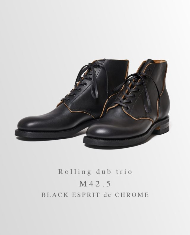 “New Arrival“ Rolling dub trio “M42.5”＜BLACK ESPRIT de CHROME＞ 数多くのブランドがそのレプリカを手がけるミリタリーシューズの名作 M-42ブーツと M-43サービスシューズ。本作は、その２足の「良いとこ取り」を目指してデザインされた１足です。 M-42に見られるマンソンラストの形状や高めのヒールバランス。M-43の特徴である一枚革のアッパーと美しいステッチワーク。それぞれの要素を融合しながら、新たなシルエットとして再構築しています。 【 ★ 写真をタップ→「商品タグ」から商品ページにアクセス出来ます。 】 ーーーーーーーーーーーーーーーーー ■ Size：「6H(24.5cm)」「7(25cm)」「7H(25.5cm)」「8H(26.5cm)」「9H(27.5cm)」 ■ Color：BLACK ■ Price：￥90,000 (税別)【税込 ￥99,000】 ーーーーーーーーーーーーーーーーー @masuya1997 #Rollingdubtrio #BLACK_ESPRIT_de_CHROME #ローリングダブトリオ #サービスブーツ #マンソンラスト
