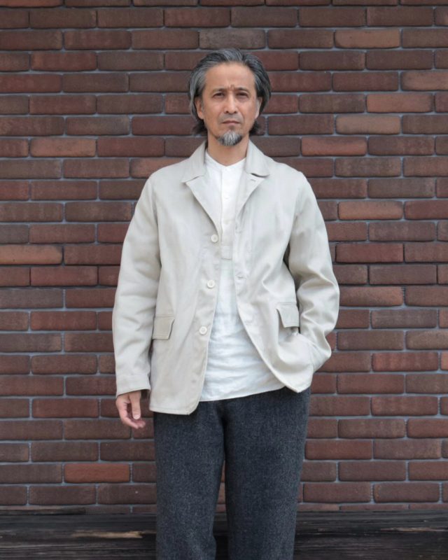 「店主の装い」 THE CORONA UTILITY “2026 F/W COLLECTION” おすすめアイテムが目白押しの、CORONA・2026秋冬コレクション！先日から、店主のコーディネートを少しずつご紹介しています。 今日は、“SHERRY 25”＜CORONA・AIRBORN TWILL＞ を着ています。 「SHERRY」は、ワークウエアを土台に、ハンティングジャケットやミリタリーウエアなど、さまざまなユーティリティウエアの要素を噛み砕いて再構築した、オリジナルデザインのジャケットです。シャツの上にさらっと羽織るだけで、ちょっと落ち着いた雰囲気の「CORONAらしさ」を楽しめます。 さらに、使用している「AIRBORN TWILL」も、このジャケットの魅力を引き立てています。ドビー織機で織り上げたCORONAオリジナルの高密度コットンツイルは、しっかりとした生地でありながら、ソフトで程よい肉厚感が特徴。美しい綾目と適度なコシを備えながら、しっとりとした柔らかな着心地の良さを実現しています。ミリタリークロスを思わせる耐久性と、上品な風合いを兼ね備えた、着心地の良い生地です。 ボトムは「2T DESERT SLACKS」のWOOL LINEN TWEEDを合わせています。こちらも2026秋冬コレクションの新作で、ジャケットとの相性も抜群です。 ■ jacket：CORONA “SHERRY 25”＜Airborn Twill＞ Sand, size-M ■ pants：CORONA “2T DESERT SLACKS”＜Wool Linen Tweed＞ Top Chacoal, size-M □ shirt：DjangoAtour “antiqued kortrijklinen shirt”, size-M ＜モデル（店主）173cm/60kg/w78cm/胸囲90cm＞ 【 ★ 写真をタップ→「商品タグ」から商品ページにアクセス出来ます。 】 @masuya1997 #TheCoronaUtilit ##Travelers_Sports_Coat #2tack_trousers #コロナユーティリティ カジュアルテーラードジャケット