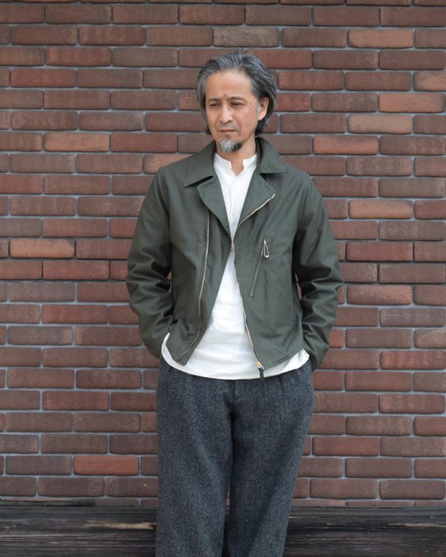 「店主の装い」 THE CORONA UTILITY “2026 F/W COLLECTION” おすすめアイテムが目白押しのCORONA・2026秋冬コレクションから、店主のコーディネートを少しずつご紹介しています。 今日は、“WB RIDERS”＜MILITARY BACK SATIN＞ を着ています。 「WB RIDERS」は、ヴィンテージのＷブレスト・ライダースジャケットのディテールを極限まで削ぎ落とし、その本質的な魅力を引き出した、CORONAらしいミニマルなライダースジャケットです。 エポレットやウエストベルト、襟のドット釦など、一般的なライダースジャケットに見られる装飾をあえて省き、ショート丈のバランスとジッパー仕様のＷブレストが生み出す、身体にフィットする着用感を際立たせています。 そして、このジャケットのかっこよさをさらに引き立てているのが「MILITARY BACK SATIN」。硫化染めによるOLIVE GREENの色合いに、程よい肉厚感と、洗いをかけたゴワッとした表情。無骨さがありながら、どこか品のある雰囲気に仕上がっています。 ボトムは「2T DESERT SLACKS」のWOOL LINEN TWEEDを合わせています。こちらも2026秋冬コレクションの新作で、ジャケットとの相性も抜群。おすすめの組み合わせです。 ■ jacket：CORONA “WB RIDERS”＜Military Back Satin＞ Olive Green, size-M 【入荷予定 9月〜】 ■ pants：CORONA “2T DESERT SLACKS”＜Wool Linen Tweed＞ Top Chacoal, size-M【入荷済み】 □ shirt：DjangoAtour “antiqued kortrijklinen shirt”, size-M □ Boots：Makers “vittoria”＜black guidi calf＞ ＜モデル（店主）173cm/60kg/w78cm/胸囲90cm＞ 【 ★ 写真をタップ→「商品タグ」から商品ページにアクセス出来ます。 】 @masuya1997 #TheCoronaUtilit #Riders_jacket #コロナユーティリティ #ダブルブレスト_ライダースジャケット #バックサテン