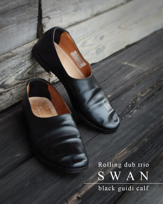 “New Arrival“ ■ ROLLING DUB TRIO “SWAN”＜BLACK GUIDI CALF＞ — MASUYA exclusive — ローリングダブトリオのレザースリッポンシューズ “SWAN” が、ついに入荷！ ようやくご紹介できます。 この靴は、店主の着画やインスタライブでもしばしば登場する、店主にとっても欠かせない１足です。 気軽に履けるシンプルなデザインながら、コーディネートのイメージは限りなく広がります。デニムはもちろん、ワークパンツ、ニッカーズ、ショートパンツまで、どんなボトムにもマッチします。 今回、店主が愛用しているモデルを、当店だけのエクスクルーシブモデル【別注モデル】として、4年ぶりに再リリース。 掲載している着用写真は、前回の発売以来、店主がずっと履き続けている同じモデル、“SWAN”＜BLACK GUIDI CALF＞です。履き込むほどに表情を増していくグイディ社のオイルドカーフの魅力も、実際に履いて感じていただきたいです。 サイズは、US5（23cm）〜US11（29cm）まで幅広くご用意しました。男性はもちろん、ぜひ女性にも履いていただきたい１足です。 ぜひ、この機会に！！ 【 ★ 写真をタップ→「商品タグ」から商品ページにアクセス出来ます。】 ーーーーーーーーーーーーーーーーー □ Leather：OILED CALF – GUIDI(ITALY) □ Size：us5(23cm)〜 us11(29cm) □ Price：￥60,000 (税別)【税込 ￥66,000】 ーーーーーーーーーーーーーーーーー @masuya1997 #ローリングダブトリオ #ROLLINGDUBTRIO #GUIDICALF #SLIPON