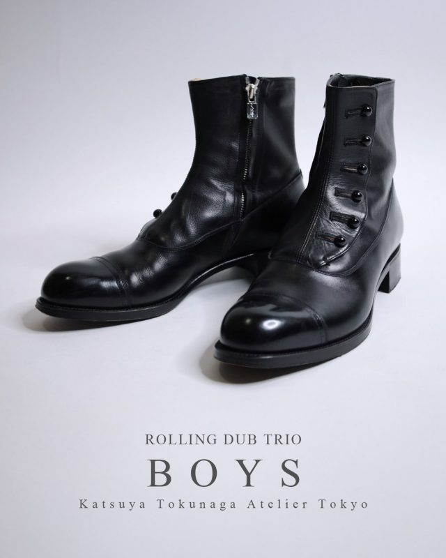 New Arrival 『Rolling dub trio』“BOYS” ＜Katsuya Tokunaga Atelier Tokyo＞ ● 9/29 11:00〜 店頭にて販売開始 ● 10/5 12:00〜 オンラインショップでも販売開始 ・ご質問は当店オンラインショップの「お問い合わせフォーム」からのみお受けいたします。 ・お電話、インスタDM、メールでのご質問はご遠慮ください。 ※ ご予約・お取り置きはお受けしておりません。 ーーーーーーーーーーーーーーーーー 『Rolling dub trio』“BOYS” ＜Katsuya Tokunaga Atelier Tokyo＞ □ Style：KT-B01 □ Model：Button Boots “BOYS” □ Upper Material：Weinheimer Boxcalf × Incas Calf □ Linning Material：KIP LINNING □ Out Sole & Heel：Leather □ Heel High：28mm □ Process：Good year welt process □ Product Country：Made in Japan ■ Color：BLACK ■ Price：￥180,000 (税別)【税込 ￥198,000】 ■ 入荷サイズ：「us7」「us7H」「us8」「us8H」「us9」「us9H」「us10」 ● 9/29 11:00〜 店頭にて販売開始 ● 10/5 12:00〜 オンラインショップでも販売開始 （店頭販売で完売したサイズは、オンラインショップでの販売はございません。） ● この商品は、日本国内のみでの販売および発送です。 【 Please note that this product is available for sale and shipping within Japan only. 】 ＝＝＝＝＝＝＝＝＝＝＝＝＝＝＝＝＝＝＝＝＝＝＝ 　必ずお読みください。 ● お一人様１足までのご購入とさせていただきます。 ・Purchase is limited to one pair per person. ● 日本にお住まいの方で、かつご本人様が日本国内にてお受け取り可能な方に限らせていただきます。この商品は海外への発送はいたしません。 ・Orders are limited to customers residing in Japan who can personally receive their order within Japan. This item is not available for international shipping. We also do not accept overseas orders placed through forwarding or proxy purchasing services. ● 当店で転売目的でのご購入と判断した場合につきましては、ご注文をキャンセルさせていただきます。 ● サイズ交換はお受けできません。 ＝＝＝＝＝＝＝＝＝＝＝＝＝＝＝＝＝＝ @masuya1997 #Rollingdubtrio #BOYS #KatsuyaTokunaga #ローリングダブトリオ #ボタンブーツ