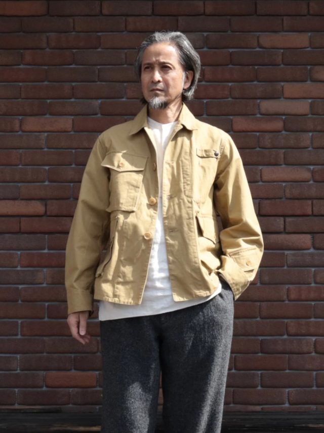 「店主の装い」 THE CORONA UTILITY “2026 F/W COLLECTION” おすすめアイテムが目白押しのCORONA・2026秋冬コレクションから、店主のコーディネートをご紹介しています。 今日は、先日入荷したCORONAのジャケット “MACY FISHING JACKET” を着ています。 「MACY」は、1920年代のヴィンテージフィッシングジャケットをベースにした、CORONAの定番アイテムの１つ。今シーズンイチオシの、店主が大好きなアイテムです。Tシャツやセーターの上に羽織るのはもちろん、重ね着をするときのミドルアウターとしても活躍する万能なジャケットです。 当店がご用意した５種類のバリエーションの中から、今回は「CORONA HUNTING OX」の “DRY KHAKI” をご紹介。 この生地は、まさにこのジャケットのベースとなったヴィンテージフィッシングジャケットに用いられていた生地を、当時の空気感を踏襲しながらオリジナルで再構築したテキスタイルです。 ボトムは「2T DESERT SLACKS」を合わせました。どちらも2026秋冬コレクションの新作です。 　 ■ jacket：CORONA “MACY FISHING JACKET”＜Corona Hunting OX＞ Dry Khaki, size-M 【入荷済み】 ■ pants：CORONA “2T DESERT SLACKS”＜Wool × Linen tweed＞ Top Charcoal, size-M【入荷済み】 □ shirt：DjangoAtour “antiqued kortrijklinen shirt”, size-M □ boots：Makers “vittoria”＜black guidi calf＞ ＜モデル（店主）173cm/60kg/w78cm/胸囲90cm＞ 【 ★ 写真をタップ→「商品タグ」から商品ページにアクセス出来ます。 】 @masuya1997 #thecoronautility #FISHING_JACKET #コロナユーティリティ #フィッシングジャケット