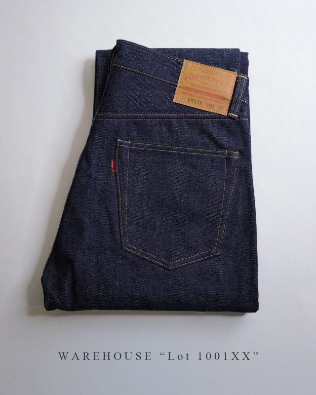 “Re-Stock Item“ WAREHOUSE “Lot 1001XX” 1995年のブランド立ち上げ当時、デッドストックのヴィンテージ・ジーンズを解体し、その生地を分析して開発したファーストモデル「Lot.1001」。ウエアハウスのスタンダードとして欠く事の出来ないフラッグシップモデルです。これまで幾度ものアップデートを繰り返してきています。2013年にリニューアルしたこの“1001”は、1930年代のデニムバナーを解体・研究した結果たどり着いたデニムを採用しています。織られた原反のままのデニムバナーから裁断されていない経糸と緯糸を取り出してムラ糸を再解析。テネシー（メンフィス）、テキサス、アリゾナのコットンベルト地域から採れる綿をブレンドして、その当時の自然なムラ糸（コンピューター制御されていないムラ糸）を再現しています。また、新しいデニムの特性に合わせて調整を重ね、大戦後に製造されたやや裾細のシルエットをイメージ。ジャストサイズでも腰回りにはゆとりがあり、裾にかけてやや細くなる理想的なシルエットになっています。見えるディテールに大きな変化はないものの、より“究極のオーセンティックデニム”に仕上がったのではないでしょうか。このデニムはぜひ、糊を落とすところから始めてみてください。 【 ★ 写真をタップ→「商品タグ」から商品ページにアクセス出来ます。】 ーーーーーーーーーーーーーーーーー □カラー：INDIGO □仕上げ：OR（RAW / NON-WASH） □サイズ：31,32,33,34,38 □プライス：￥27,000（税別）【税込 ￥29,700】 ーーーーーーーーーーーーーーーーー @masuya1997 #WAREHOUSE #Lot_1001XX #1001XX #デニムパンツ