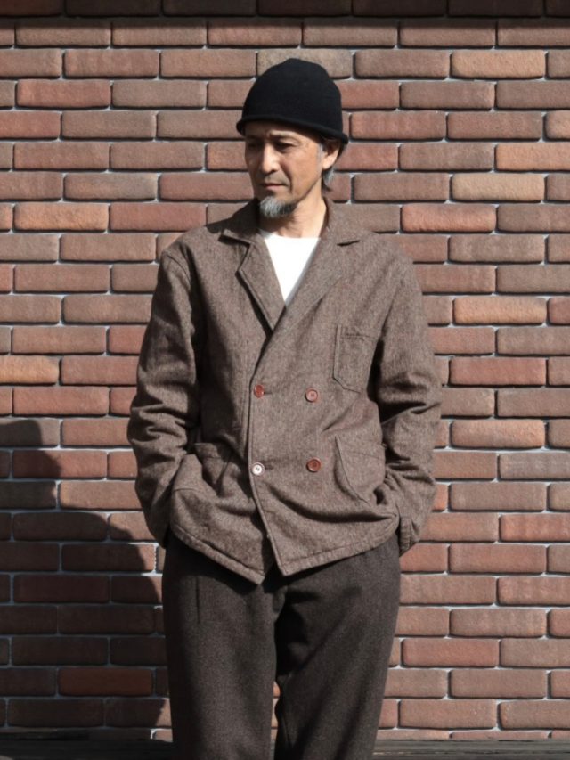 「店主の装い」 THE CORONA UTILITY “2026 F/W COLLECTION” おすすめアイテムが目白押しのCORONA・2026秋冬コレクションから、店主のコーディネートをご紹介しています。 今回は、先日入荷したCORONAのジャケット “SUMIT W HUNTER JACKET” を着ています。 フランスのビンテージワークジャケットをベースに再構築した、CORONAオリジナルデザインのハンティングジャケットです。 ダブル仕様の身頃と深めに取ったVゾーンのラペルが特徴で、洗練された印象に仕上げられています。 当店がご用意した２色のバリエーションの中から、今回は “BROWN” をご紹介。 使用している生地「TWEEDY COTTON H.B.T(コットンツイード・ヘリンボーンツイル)」は、3色の糸を撚り合わせた「三つ杢」糸を使用した中肉厚素材。深みのあるメランジ感が、まるでウールのような上質感を醸し出していて、あたたかみのあるルックスと柔らかさが魅力です。 ボトムは「2T DESERT SLACKS」を合わせました。いずれも2026秋冬コレクションの新作です。 　 ■ jacket：CORONA “SUMIT W HUNTER JACKET”＜Tweedy Cotton H.B.T＞ Brown, size-L 【入荷済み】 ■ pants：CORONA “2T DESERT SLACKS”＜Broken Wool＞ Melange Brown, size-M【入荷済み】 □ knit cap：King Rich Bros. (DjangoAtour) “hand knitting seagull cap” □ boots：Makers “vittoria”＜black guidi calf＞ ＜モデル（店主）173cm/60kg/w78cm/胸囲90cm＞ 【 ★ 写真をタップ→「商品タグ」から商品ページにアクセス出来ます。 】 @masuya1997 #thecoronautility #HUNTING_JACKET #HUNTER_JACKET #コロナユーティリティ #ハンティングジャケット