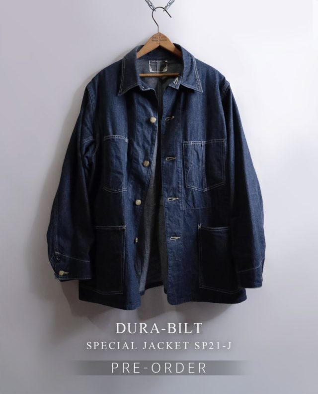 “Pre-Order“ DURA-BILT “SPECIAL JACKET SP21-J” ＜10oz DENIM＞ DURA-BILT（デュラビルト）の “SPECIAL JACKET SP21-J” ＜10oz DENIM＞、2026年入荷分のご予約受付を開始しました！ 1920年代当時の希少なDURA-BILTカバーオールジャケットを、100年経った今、当時物をベースにして忠実に作り上げたモデルです。 生地は、このジャケット用に織り上げた8番×12番のオリジナルデニム。毛焼きとスキュー加工をせずに、当時の生地感を再現しています。 ディテールは、台襟付きの襟周りにウォッチ専用のパッチポケットが付くなど、シンプルながら存在感があり、シルエットは身幅よりも裾幅が広いAライン。背中や袖の剥ぎなどにも、1920年代当時の雰囲気が感じられます。また、襟元や見返し裾部分には紙タグ、内ポケットにはユニオンチケットが付きます。 【 ★ 写真をタップ→「商品タグ」から商品ページにアクセス出来ます。 】 ーーーーーーーーーーーーーーーーー □ サイズ：38・40・42・44（当店入荷サイズ） □ プライス：￥49,800（税別）【税込 ￥¥54,780】 ■ 納期：2026年10月〜入荷予定 ーーーーーーーーーーーーーーーーー @masuya1997 #Dappers #DURA_BILT #COVERALL #デュラビルト #カバーオールジャケット