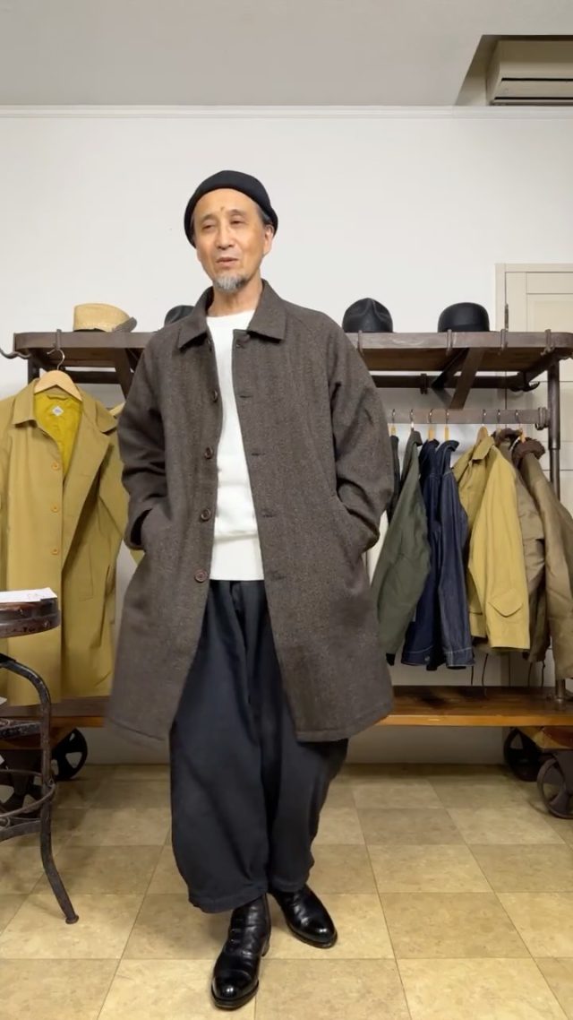 10/2（金）マスカジ・ライブ ＜240th＞ 「新入荷商品のご紹介」ほか ⚫︎WAREHOUSE “Lot 2249 1910’S BIG BOB CHORE JACKET” → ワンウォッシュ ⚫︎DURA-BILT “SPECIAL JACKET SP21-J” ＜10oz DENIM＞ 予約受付開始！ ⚫︎WAREHOUSE “Lot 2181 NAF1168 N-1 WINTER JACKET KHAKI (NXs-1404)” 入荷！ ⚫︎OLDE HOMESTEADER “INTERLOCK / MIL MOCK NECK LONG SLEEVE” 再入荷！ ⚫︎CORONA “WB RIDERS”＜MILITARY BACK SATIN＞ 入荷！ ⚫︎CORONA “UP DUSTER COAT”＜HUNTING OX＞ ＜BROKEN WOOL＞ 入荷！ 「特集」 ⚫︎CORONA “UP DUSTER COAT” ・HUNTING OX / DARK KHAKI ・BROKEN WOOL / MELANGE BROWN ビンテージのダスターコート(防塵用コート)をベースに、日常使いに適したカジュアルウェアとして再構築した一着。 ワークウェアやミリタリーウェアのシルエットを取り入れたボディに、ハンティングジャケットのディテールを融合。究極にシンプルなデザインと、膝丈の絶妙なレングス、重ね着を前提としたリラックスシルエットが特徴です。今回は、コーディネートを交えながら、ご紹介しています。 @masuya1997 #thecoronautility #dustercoat #warehouse #durabilt #oldehomesteader