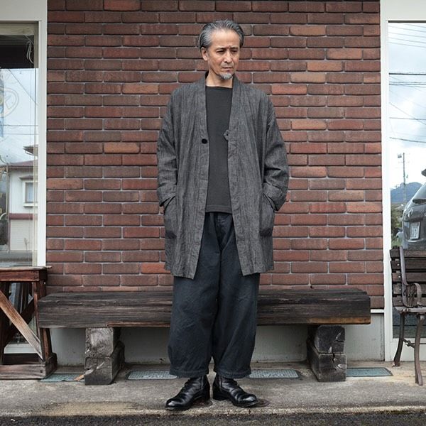 「店主の装い」 スペシャル・イン・オーディナリーの Model 01 “8 length Shirt” を着ています。 ヨーロッパなどで古くから漁師や船乗りの仕事着としても使われてきたバスクシャツなどのヴィンテージカットソーがデザインソースの「八分袖Tシャツ」です。 性別や年齢を問わず愛用されているベーシックなアイテムですが、今作は、糸、生地、裁断、縫製、パターン、仕上げに至るまで、ブランドがこれまで培ってきた経験と知識を注ぎ込んで作り上げた、“特別な１枚” です。 コットン100％の太番手（10番）の糸を吊り編みで編み立てた丸胴天竺の豊かな表情と、綿本来の膨らみを感じさせる柔らかな肌当たり。厚手ながらとても着心地がいいんです。 リラックス感のあるシルエットと、ネックラインのバランスも素晴らしく、一枚で着ても、ジャケットやコートのインナーにしても、さりげなく粋な雰囲気を演出してくれます。 カラーは「RAW（生成）」「RUST BLACK」「LIMESTONE（淡いグレージュ）」の３色。サイズは「1（XSサイズ程度）」から「5（XLサイズ程度）」までご用意しました。今回は RUST BLACKの「size-4（Lサイズ程度）」を、ゆったりと着ています。 ボトムにはジャンゴの “ワイドパンツ” を合わせて。コットンウールの “羽織り” もジャポニズムを感じさせるモダンな雰囲気がたまりませ〜ん！ 　 ■ cut&sew：Special In Ordinary “8 length Shirt” rust-black, size-4 □ coat：DjangoAtour “classic cottonwool montparnasse coat” grey, size-M □ pants：DjangoAtour “anotherline cottonlinen pleats widepants” size-M □ boots：Rolling dub trio “boys” ＜モデル（店主）173cm/60kg/w78cm/胸囲90cm＞ 【 ★ 写真をタップ→「商品タグ」から商品ページにアクセス出来ます。 】 @masuya1997 #SpecialInOrdinary #莫大小 #Loopweel #DjangoAtour #Rollingdubtrio