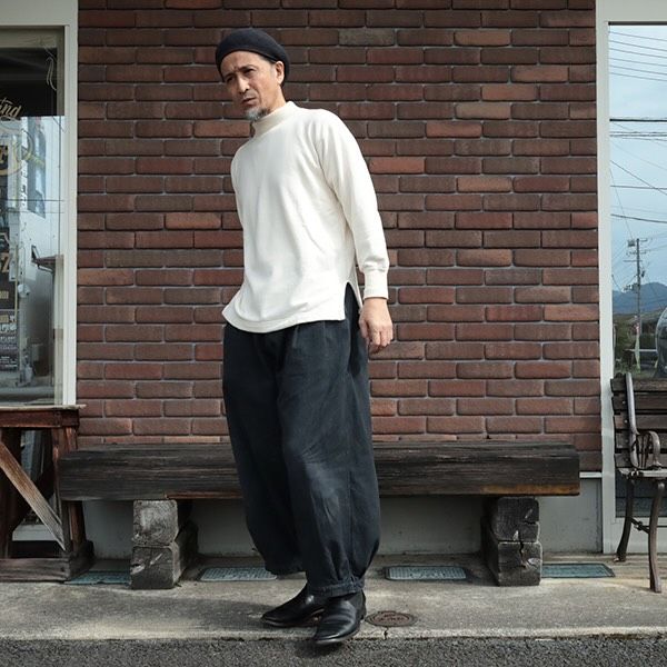 「店主の装い」 スペシャル・イン・オーディナリーの Model 02 “HUN Pile High-Neck Long Sleeve” を着ています。 今作は、ハンガリー軍が使用していたパイル素材のタートルネックをデザインソースに、見頃を吊り編み機で編んだ⽚⾯パイルに、衿と袖口を丸編みの針抜きフライスに置き換え、素材に合わせた縫製仕様で仕上げた究極の１枚です。 パイルの一本一本の柔らかい繊維が肌に触れ、体をソフトに包み込んでくれる極上の着心地を、ぜひご体感ください。一枚で着ても、ジャケットやコートのインナーにしても、さりげなく、粋な雰囲気が演出できます。 カラーは「RAW（生成）」と「GRAPHITE（グラファイト）」の２色。サイズは「1（Sサイズ程度）」「2（Mサイズ程度）」「3（Lサイズ程度）」「4（XLサイズ程度）」「5（XXLサイズ程度）」をご用意しました。 店主（173cm/60kg/胸囲90cm）は、「raw /size-2」と「graphite / size-3」を着ています。「size-2」は、適度なフィット感があり、袖丈・着丈ともにちょうどいい長さで、インナーに使うにもちょうどいいサイズ。素材の伸縮性やパイルの肌触りを楽しみながら着ています。もう少しゆったりとしたシルエットで着たい時は「size-3」にしています。 こんな感じで、ジャンゴのワイドパンツとシンプルに合わせてもイイですね！ 　 ■ cut&sew：Special In Ordinary “HUN Pile High-Neck Long Sleeve” raw, size-2 “HUN Pile High-Neck Long Sleeve” graphite, size-3 ■ pants：DjangoAtour “anotherline cottonlinen pleats widepants” size-M □ knit-beret：DjangoAtour “hand knitting brat beret” □ socks：Olde Homesteader＜Youth＞ “tweedish jersey / long horse” □ shoes：Makers “philipp” ＜モデル（店主）173cm/60kg/w78cm/胸囲90cm＞ 【 ★ 写真をタップ→「商品タグ」から商品ページにアクセス出来ます。 】 @masuya1997 #SpecialInOrdinary #莫大小 #吊り編みパイル #Flatseamer #DjangoAtour