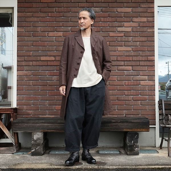 「店主の装い」 今日、スペシャル・イン・オーディナリー の「Model 01 “8 length Shirt”」が再入荷しました！ 欠品していたカラー・サイズが揃いましたので、ぜひチェックしてみてください。 “8 length Shirt”は、ヨーロッパなどで古くから漁師や船乗りの仕事着としても使われてきたバスクシャツなどの、ヴィンテージカットソーをデザインソースにした「八分袖Tシャツ」です。 性別や年齢を問わず愛用されているベーシックなアイテムですが、今作は、糸、生地、裁断、縫製、パターン、仕上げに至るまで、ブランドがこれまで培ってきた経験と知識を注ぎ込んで作り上げた、“特別な１枚” です。 生地には、コットン100％の太番手（10番）の糸を吊り編みで編み立てた、丸胴の天竺を使用。吊り編みならではの豊かな表情はもちろん、厚手ながら、綿本来の膨らみを感じさせる柔らかな肌当たりと、自然な伸縮性がとても心地よい生地です。 身幅はゆったりとして、袖ぐりも大きくて動きやすく、袖口にも十分なゆとりを持たせています。肩のラインから袖口へと続く直線的なラインに、程よくドロップする肩。身幅や袖とのシルエットバランスも絶妙で、生地の柔らかな風合いと相まって、リラックス感のある着心地です。 ネックラインのバランスも素晴らしく、一枚で着ても、ジャケットやコートのインナーにしても、さりげなく粋な雰囲気を演出してくれます。 カラーは「RAW（生成）」「RUST BLACK」「LIMESTONE（淡いグレージュ）」の３色。サイズは「1（XSサイズ程度）」から「5（XLサイズ程度）」までまでご用意しています。 今回は、ジャンゴの “frenchvictorians frockover 2026” のインナーに、RAW（生成）の「size-3」を合わせています。 フロックコートは一見すると難しそうですが、このコートは違います！ こんな感じでカットソーに羽織ってみると、「おっ、これイイねぇー！」ってなっちゃいます。 ボトムは、ジャンゴの “プリーツワイドパンツ” です。 　 ■ cut&sew：Special In Ordinary “8 length Shirt” raw, size-3 □ coat：DjangoAtour “frenchvictorians frockover 2026” brown, size-38(M) □ pants：DjangoAtour “anotherline cottonlinen pleats widepants” size-M □ boots：Rolling dub trio “boys” ＜モデル（店主）173cm/60kg/w78cm/胸囲90cm＞ 【 ★ 写真をタップ→「商品タグ」から商品ページにアクセス出来ます。 】 @masuya1997 #SpecialInOrdinary #莫大小 #Loopweel #DjangoAtour #Rollingdubtrio