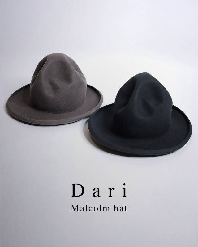 “New Arrival“ Dari “Malcolm hat” The Hat Maker “Dari” から、「Malcolm hat」が入荷しました！ ウールフェルトで仕上げた、マルコム型マウンテンハットです。 「Malcolm」というモデル名の由来は、イギリスのロック・バンド・マネージャー／ファッションデザイナー／ミュージシャン、Malcolm McLaren（マルコム・マクラーレン）。ヴィヴィアン・ウエストウッドとともに、1970〜80年代のロンドンのファッション・音楽シーンに大きな影響を与えた人物です。今作は、彼が着用していたマウンテンハットをオマージュした、独特の存在感を持ったシルエットが特徴です。 ハンドシェイプされたクラウンは、あえて歪みのある左右非対称なフォルムに仕上げてあり、かぶる角度によって違った表情を見せてくれます。さらに、つば先はオーバーウェルトという道具を使い時間をかけて折り曲げ、ブリム全体に丸みを持たせながら立ち上げています。この独特なブリムも、このハットならではの格別な魅力のひとつです。とにかく、ぜひ一度かぶってみてください。ちょっと難しそうな帽子に見えますが、実際はとてもコーディネートしやすく、様々なスタイルにマッチします。 ーーーーーーーーーーーーーーーーー □color：「black」「gray」（2色展開） □size：L（対応サイズ 57〜59cm） 　crown：16cm / brim：8cm(7+1) ＊Lサイズ寸 □price：￥22,000（税別）【税込￥24,200】 ーーーーーーーーーーーーーーーーー @masuya1997 #HatMaker_Dari #Malcolm #マウンテンハット #ウールフェルトハット #HAT