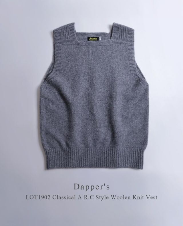 “New Arrival“ Dapper’s “LOT1902 Classical A.R.C Style Woolen Knit Vest” Dapper’s（ダッパーズ）の “LOT1902 Classical A.R.C Style Woolen Knit Vest” が入荷しました！ 1940年代のアメリカンレッドクロス（American Red Cross）のニットベストをベースに製作された一着。 シンプルなスタイルながら、襟周りやアームホールに施された特徴的な編み地がさりげないアクセントに。落ち着いたライトグレーの色合いと、ウールならではの風合いが魅力です。 【 ★ 写真をタップ→「商品タグ」から商品ページにアクセス出来ます。 】 ーーーーーーーーーーーーーーーーー □ カラー：Light Gray □ サイズ：38・40・42 □ プライス：￥21,700（税別）【税込 ￥23,870】 ーーーーーーーーーーーーーーーーー @masuya1997 #Dappers #ダッパーズ #ウールニットベスト #エクストラファインウール #メリノウール