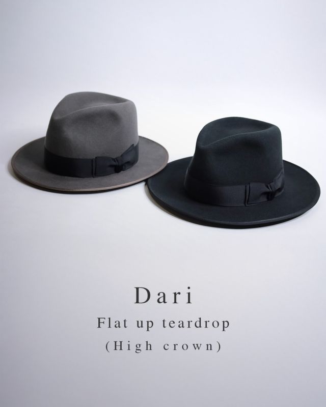“New Arrival“ Dari “Flat up teardrop (High crown)” The Hat Maker “Dari” から、「Flat up teardrop (High crown)」が入荷しました！ ウールフェルトで仕上げたフェドラハットです。特徴は、サイドが真っ直ぐに立ち上がったティアドロップ型のクラウン。一度、サイドが真っ直ぐ立ち上がった木型で型入れをした後、ハンドシェイプによって角張ったティアドロップ型に仕上げています。7cm幅のブリムと相まって、ベーシックでクラシックな雰囲気と、美しいシルエットを生み出しています。それでいて、気取らずにサラッと被れるところも実にいいです。 リボンには、幅3.8cmのブラックのモロコシテープを使用。つば先にも同色のパイピングをあしらっています。 ーーーーーーーーーーーーーーーーー □color：「black」「gray」（2色展開） □size：L（対応サイズ 57〜59cm）/ LL（対応サイズ 59〜61cm） 　crown：front12cm, side13cm, back11.5cm / brim：7cm(8 +0.5cm) ※Lサイズ寸 □price：￥21,000（税別）【税込￥23,100】 ーーーーーーーーーーーーーーーーー @masuya1997 #HatMaker_Dari #Highcrown #FEDRA_HAT #HAT #ハット