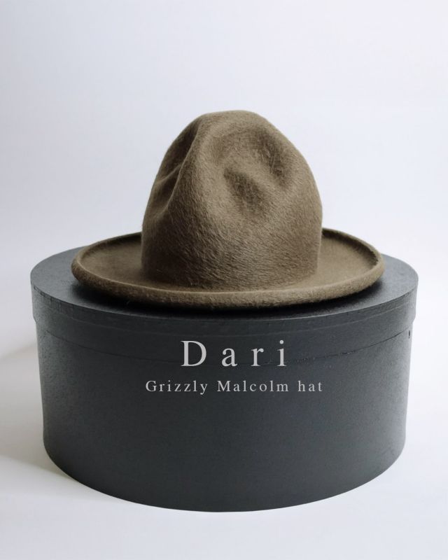 “New Arrival“ Dari “Grizzly Malcolm hat” が入荷しました！ グリズリーと呼ばれる、毛足の長いアメリカ製のラビットファーを使って仕上げた、マルコム型マウンテンハットです。 「Malcolm」というモデル名の由来は、イギリスのロック・バンド・マネージャー／ファッションデザイナー／ミュージシャン、Malcolm McLaren（マルコム・マクラーレン）。ヴィヴィアン・ウエストウッドとともに、1970〜80年代のロンドンのファッション・音楽シーンに大きな影響を与えた人物です。今作は、彼が着用していたマウンテンハットをオマージュした、独特の存在感を持ったシルエットが特徴です。 ハンドシェイプされたクラウンは、あえて歪みのある左右非対称なフォルムに仕上げてあり、かぶる角度によって違った表情を見せてくれます。さらに、つば先は、ブリムローラーやオーバーウェルト等の道具を使って時間をかけて折り曲げ、ブリム全体に丸みを持たせながら立ち上げています。この独特なブリムも、このハットならではの格別な魅力のひとつです。 【 ★ 写真をタップ→「商品タグ」から商品ページにアクセス出来ます。】 ーーーーーーーーーーーーーーーーー □color：Khaki □size：L（対応サイズ 57〜59cm） 　crown：17cm / brim：8cm(7+1) ＊Lサイズ寸 □price：￥70,000（税別）【税込￥77,000】 ■ブラックハットボックス付き ーーーーーーーーーーーーーーーーー @masuya1997 #DariHatMaker #GrizzlyMalcolmhat #Malcolmhat #hat