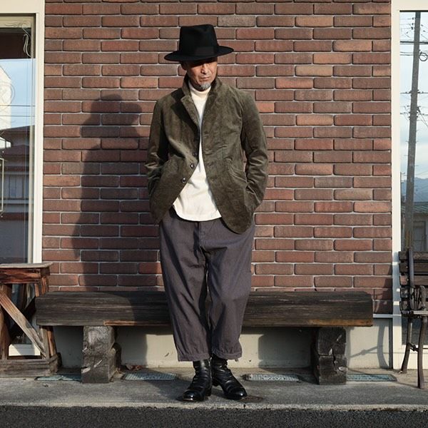 「店主の装い」 ジャンゴアトゥール１０月の新作 “classic farmers corduroy jacket 2026” を着ています。 全身コーデュロイの3ピースを着た「画家モディリアーニ」の写真の着こなしを、ジャンゴの視線で形にした「前作」(2022年9月発売) から４年。待望の再リリースです！ カントリーJKT をはじめ、様々な要素を取り入れたファーマーズジャケットとしてのデザイン。そして、高密度に織り上げられた8ウェル（やや太畝）コーデュロイのずっしりとした質感と、深みのある渋い色合いが、とにかくカッコイイんです！ やや長めの着丈と、ゆるやかな裾広がりのシルエット。ポケットやバックベルト、センターベンツ、袖のデザインも秀逸で機能的です。少し太めの袖はとても着やすく、フレンチテーラードを思わせるラペルのデザインは、全閉するとコート風になるのも魅力の一つです。 カラーは、前作と同じ「ブラック」と、クラシックな雰囲気がたまらない「オリーブ」の2色。サイズは36(S)・38(M)・40(L)・42(LL)の展開です。 今日は「オリーブ」をチョイス。インナーには、スペシャル・イン・オーディナリーの Model 02 “HUN Pile High-Neck Long Sleeve” を合わせています。 ボトムは、ジャンゴの “classic jardinier cottonlinen pants”。ローリングダブトリオのボタンブーツ “boys” とのバランスもバッチリです！ さらに、Dari Hat Makerの新作 フェドラハットが、着こなしの雰囲気をより一層引き立てています。 　 ▪︎ jacket：DjangoAtour “classic farmers corduroy jacket” classic olive, size-38(M) ◽︎ cut&sew：Special In Ordinary “HUN Pile High-Neck Long Sleeve” raw, size-2 ◽︎ pants：DjangoAtour “classic jardinier cottonlinen pants” eggplantgrey, size-L ◽︎ hat：Dari“flat up teardrop / high crown” ◽︎ boots：Rolling dub trio “boys” ＜モデル（店主）173cm/60kg/w78cm/胸囲90cm＞ 【 ★ 写真をタップ→「商品タグ」から商品ページにアクセス出来ます。 】 @masuya1997 #DjangoAtour #SpecialInOrdinary #Dari_hatmaker #Rollingdubtrio #ジャンゴアトゥール